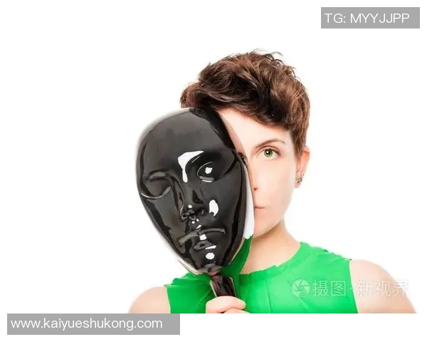 黑面具下的锋芒足球星：揭开神秘面具背后的冠军之路与荣耀时刻